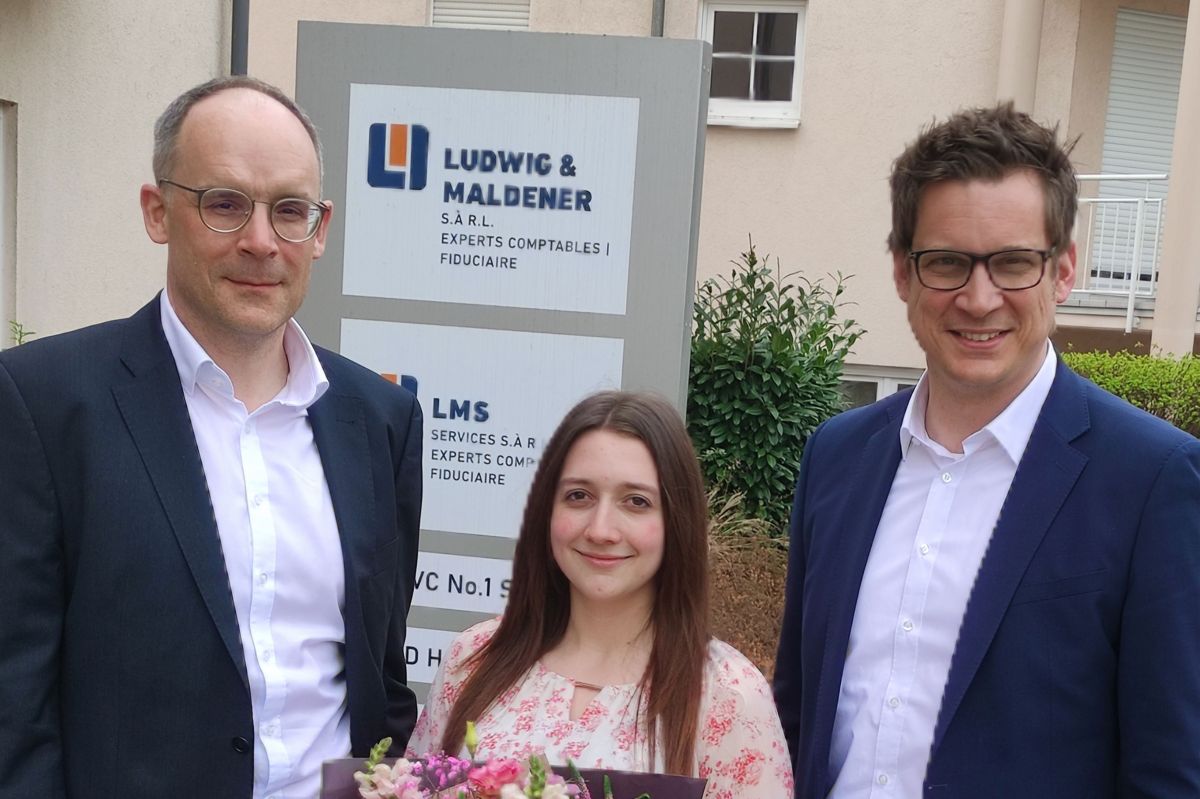 Foto: v.l.n.r.: Markus Jung (Steuerberater, Kanzleileitung), Alina Brunner (Steuerfachwirtin) und Tobias Maldener (Steuerberater, Kanzleileitung) - Herzlichen Glückwunsch, Alina!